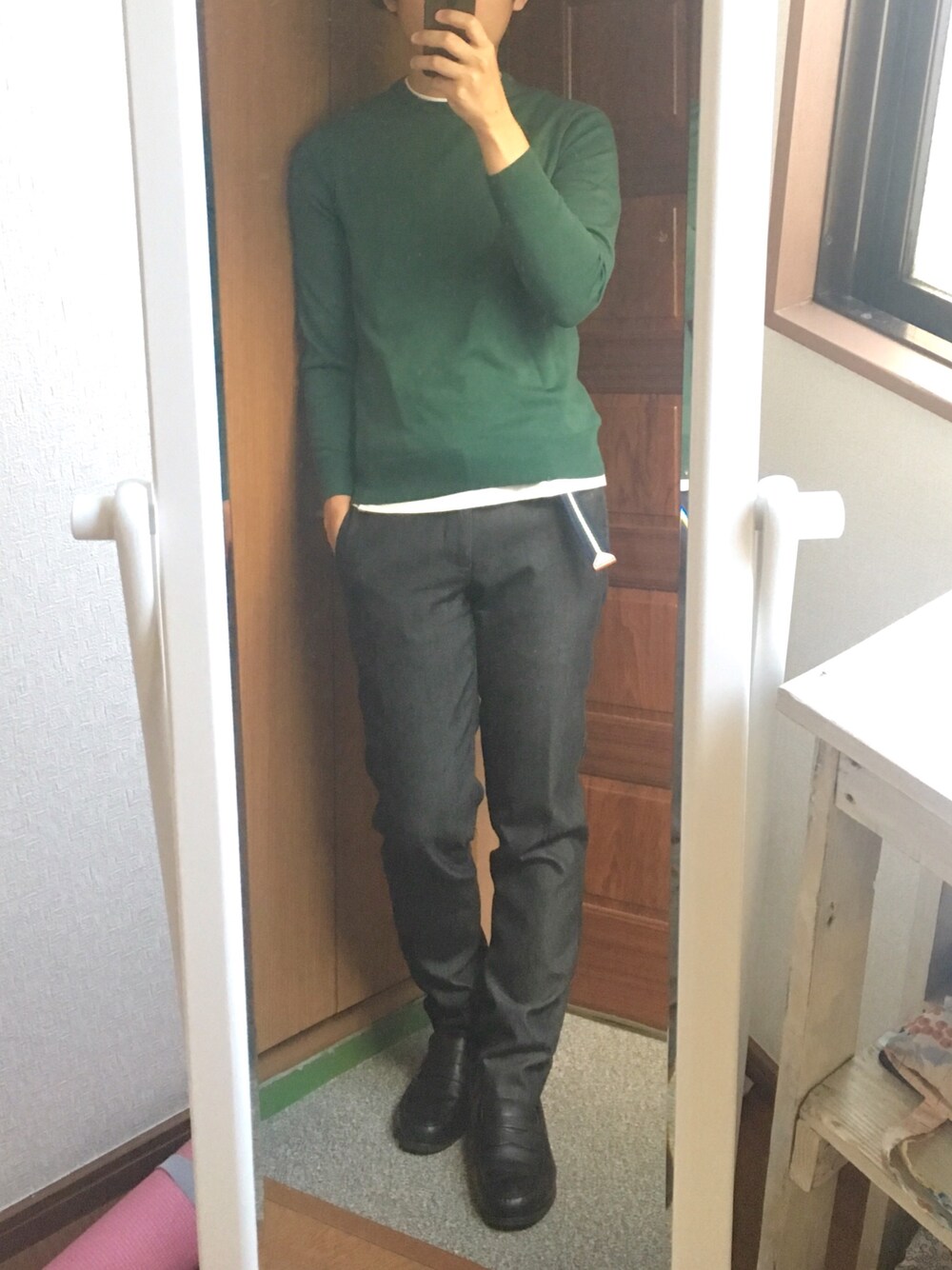 「green label relaxingのKC DENIMLIKE テーパード ユーティリティー パンツ（デニムパンツ、ブラック系）」を使った、TUTUさん（メンズ・170cm）の秋コーディネートの1枚目の写真