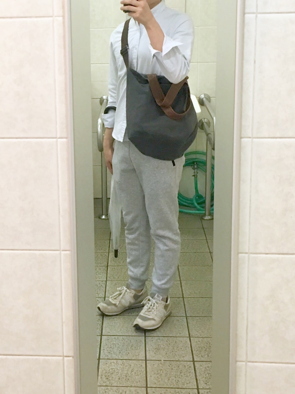 「無印良品のアイテム（シャツ/ブラウス、ブルー系）」を使った、TUTUさん（メンズ・170cm）の春コーディネートの1枚目の写真
