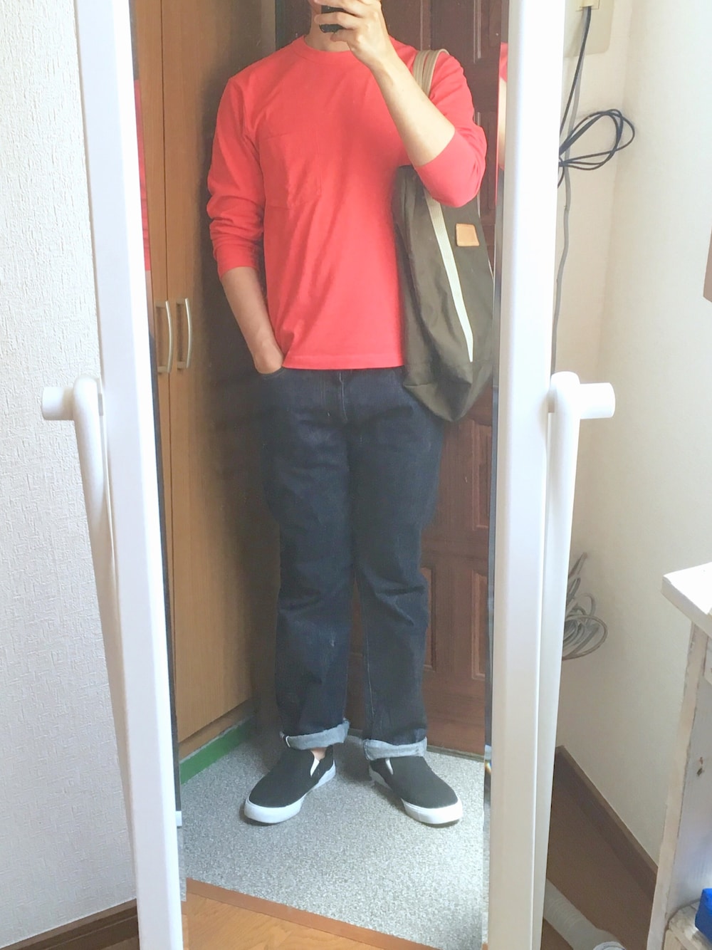 「UNIQLOのクルーネックＴ（長袖）（Tシャツ/カットソー、レッド系）」を使った、TUTUさん（メンズ・170cm）の春コーディネートの1枚目の写真