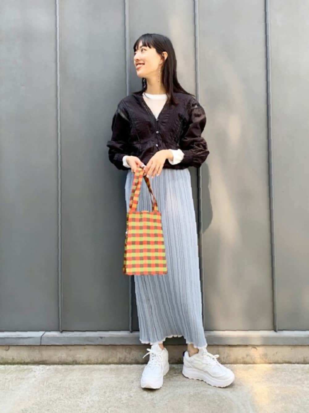 ホワイト系のTシャツ/カットソーを着用したレディースの夏コーディネートの1枚目の写真