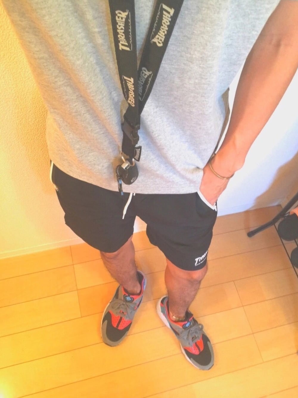 「ちょっとコンビニまで、quiksilver、THRASHER、NIKE、ハラチ」｜「THRASHERの【THRASHER/スラッシャー】ナイロンショーツ（その他パンツ、ブラック系）」を使った、TAKAさん（メンズ・167cm）の秋コーディネートの1枚目の写真