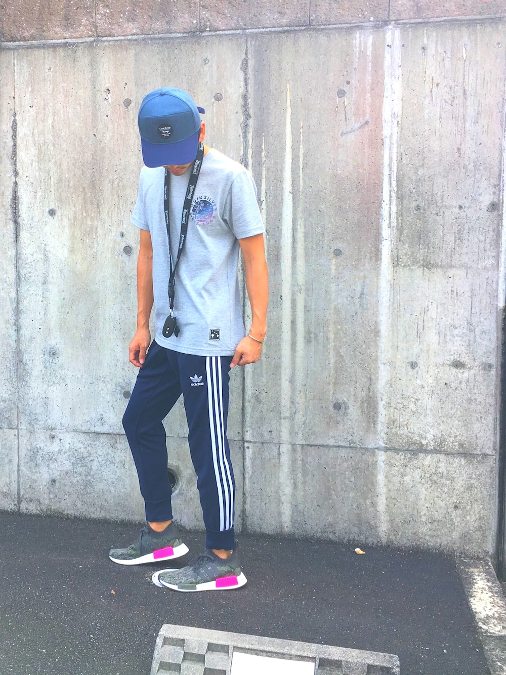 「quiksilver、adidas、アディダス、トラックパンツ、NMD、NMDR1」｜「BILLABONGのアイテム（キャップ、ブルー系）」を使った、TAKAさん（メンズ・167cm）の秋コーディネートの1枚目の写真