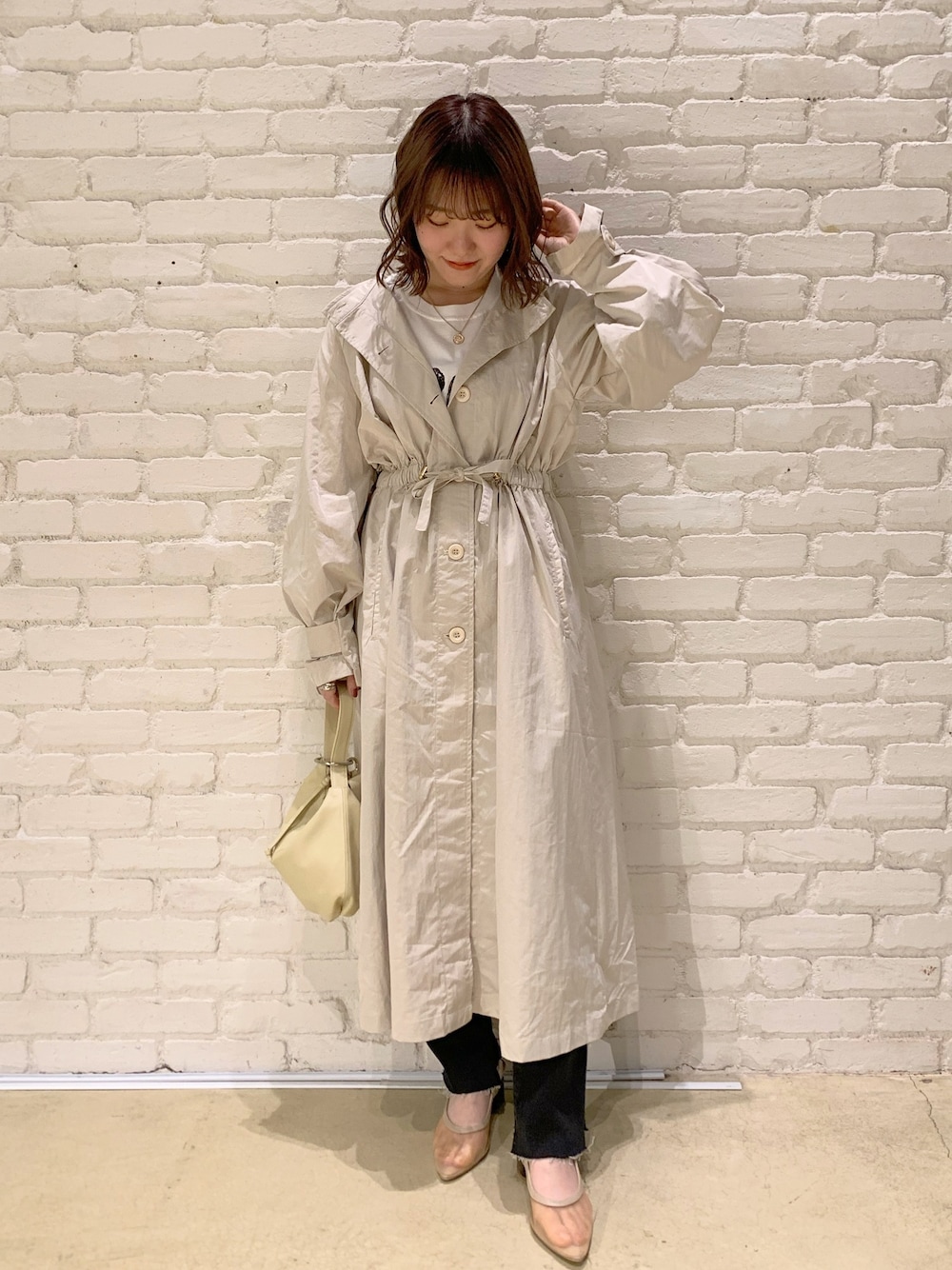 「春めきシューズ、オトナカジュアル、春コーデ、オトナ女子、春アウター、トレンチコート、ワンピース、デニムパンツ、mystic」｜「mysticのシャイニースタンドカラーコート（その他アウター、ホワイト系）」を使った、akariさん（レディース・155cm）の春コーディネートの1枚目の写真