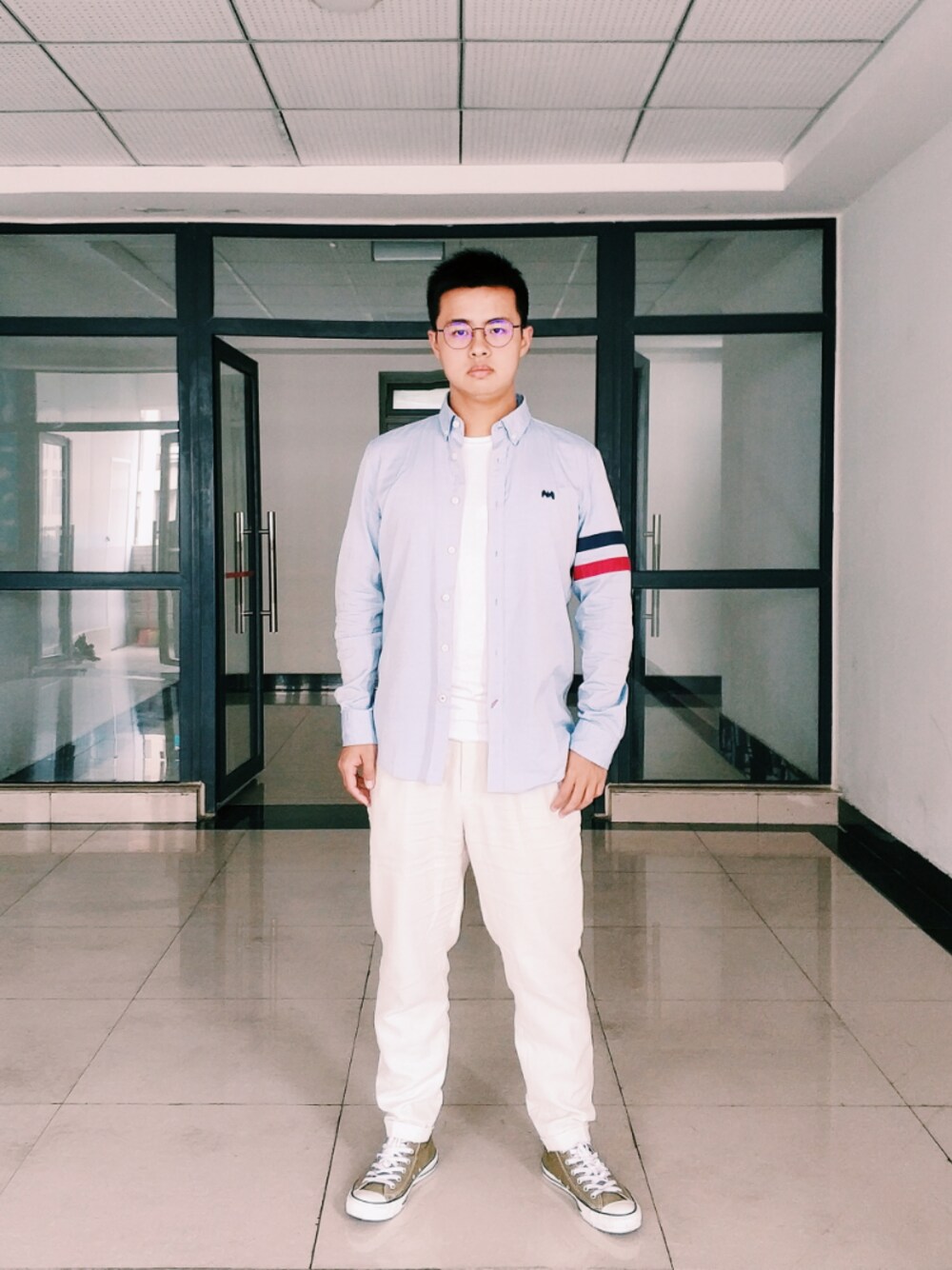 「春、春夏コーデ、大学生」｜「PLORYのアイテム（シャツ/ブラウス、ブルー系）」を使った、Doom Crimsonさん（メンズ・170cm）の春コーディネートの1枚目の写真