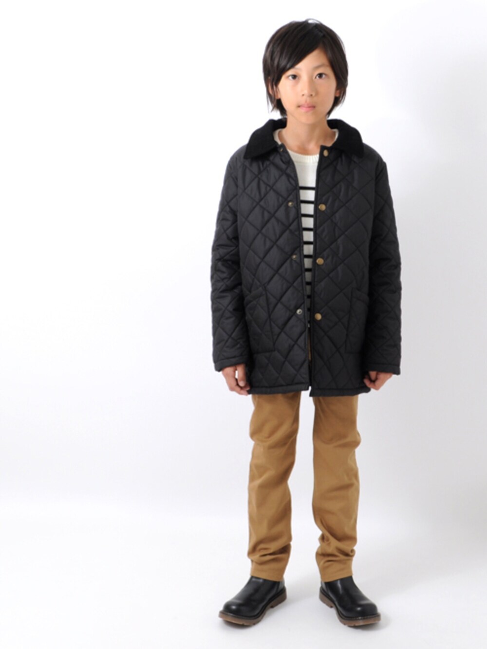 ベージュ系のチノパンツ、ブラック系のブーツ、ブラック系のその他アウターを着用したキッズの冬コーディネートの1枚目の写真