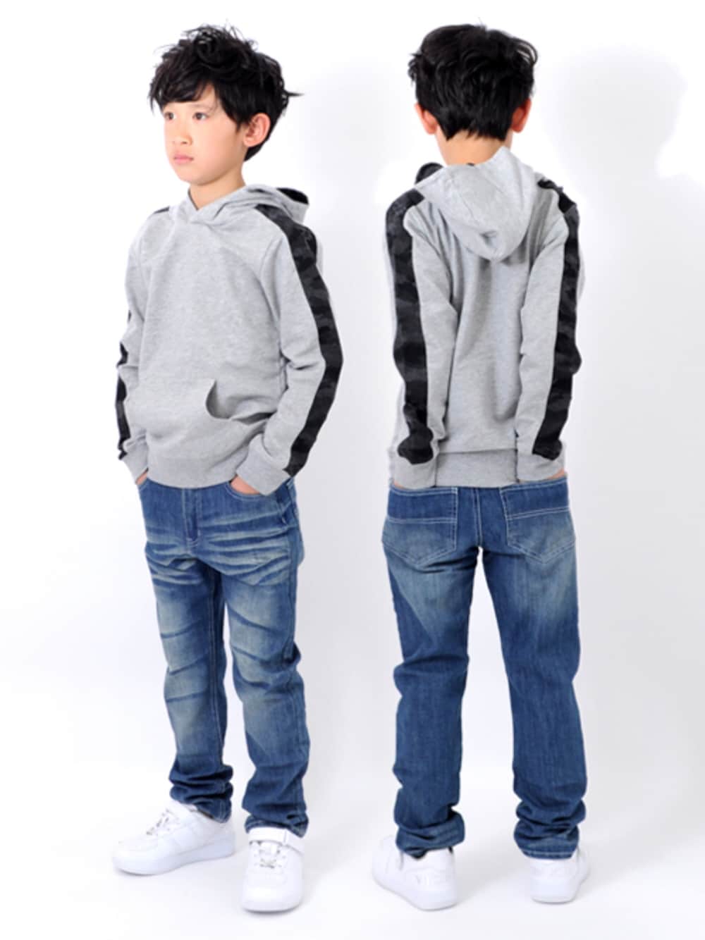 グレー系のパーカー、ブラック系のパーカー、ブルー系のデニムパンツを着用したキッズの冬コーディネートの1枚目の写真