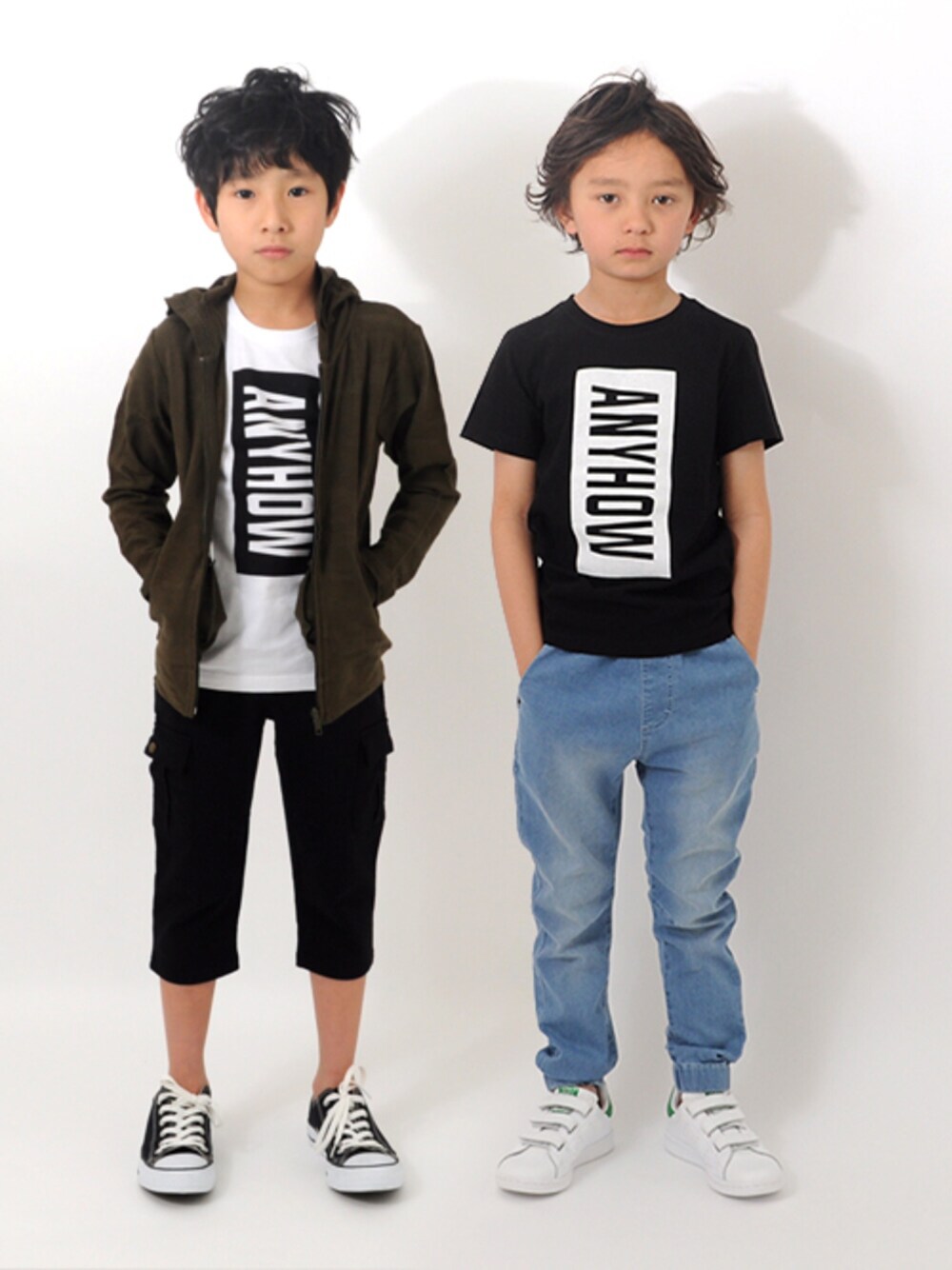 ブルー系のデニムパンツ、ホワイト系のTシャツ/カットソー、グリーン系のパーカーを着用したキッズの春コーディネートの1枚目の写真