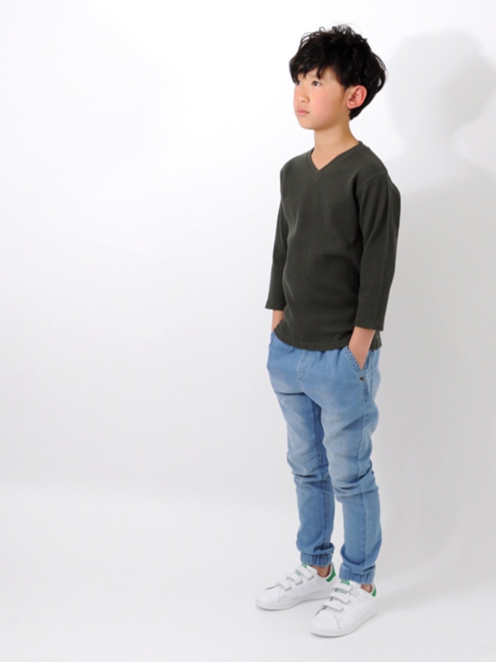 ホワイト系のスニーカー、ブルー系のデニムパンツ、グリーン系のTシャツ/カットソーを着用したキッズの春コーディネートの1枚目の写真