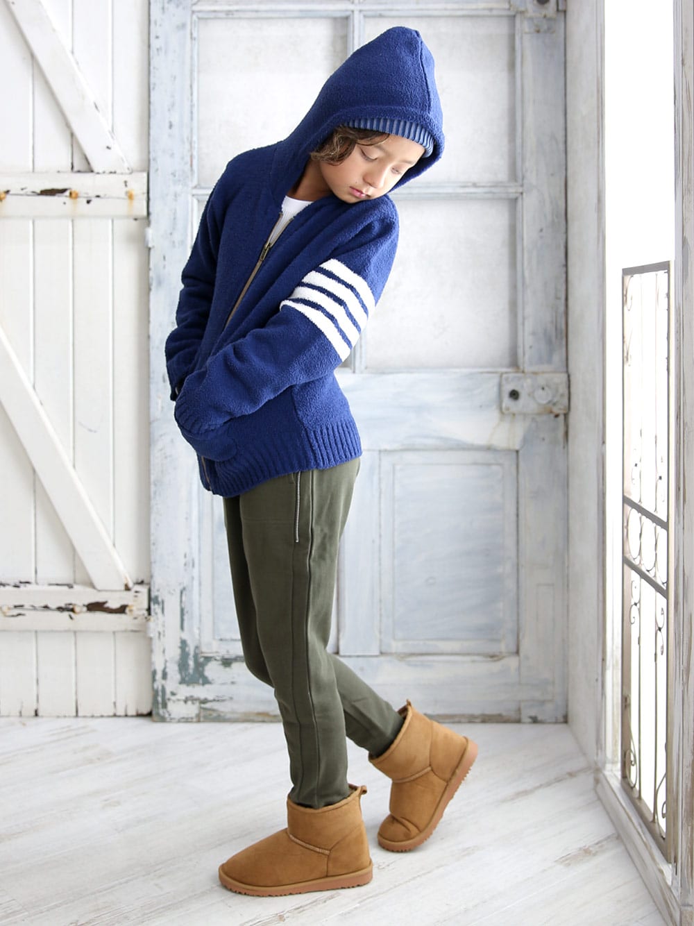 ブルー系のパーカーを着用したキッズの秋コーディネートの1枚目の写真