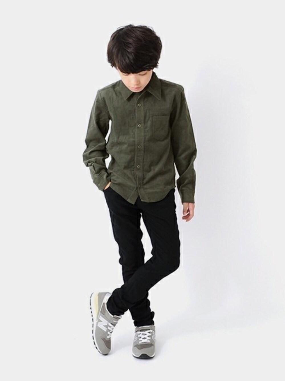 グリーン系のシャツ/ブラウス、ブラック系のチノパンツを着用したキッズの秋コーディネートの1枚目の写真
