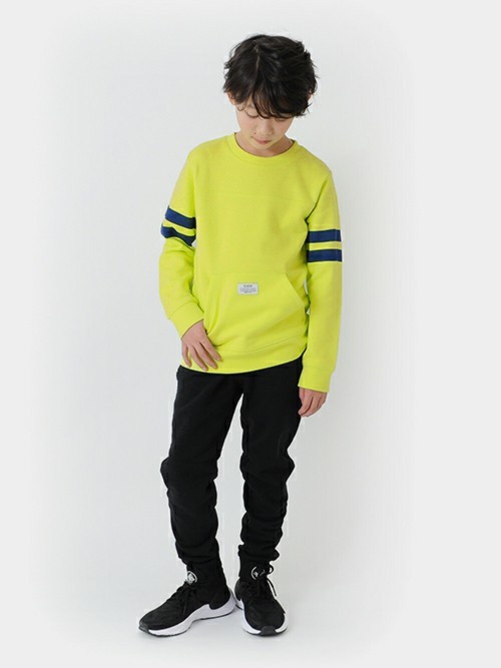 グリーン系のスウェット、ブラック系のその他パンツを着用したキッズの冬コーディネートの1枚目の写真