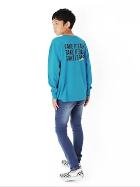 「バックプリント」｜「アイテム（デニムパンツ）」を使った、GLAZOSさん（キッズ・157cm）の秋コーディネート