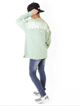 「バックプリント」｜「アイテム（デニムパンツ）」を使った、GLAZOSさん（キッズ・157cm）の秋コーディネート