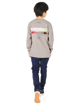 「バックプリント」｜「アイテム（デニムパンツ）」を使った、GLAZOSさん（キッズ・142cm）の春コーディネート