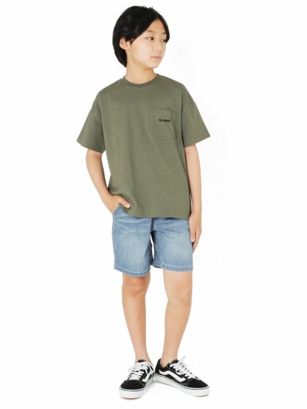 ブルー系のデニムパンツ、グリーン系のTシャツ/カットソーを着用したキッズの夏コーディネートの1枚目の写真