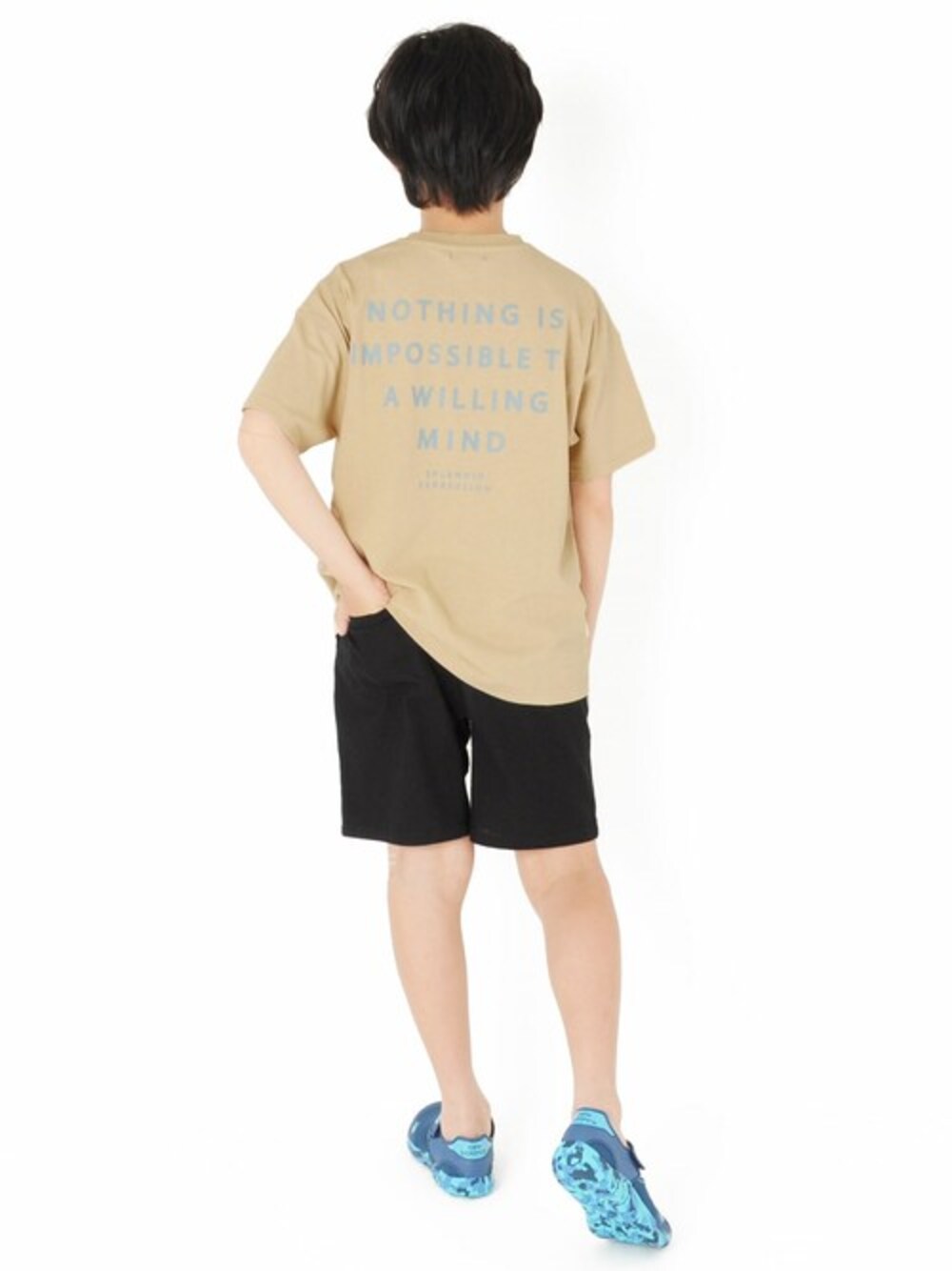 ブラック系のその他パンツ、ベージュ系のTシャツ/カットソーを着用したキッズの夏コーディネートの1枚目の写真