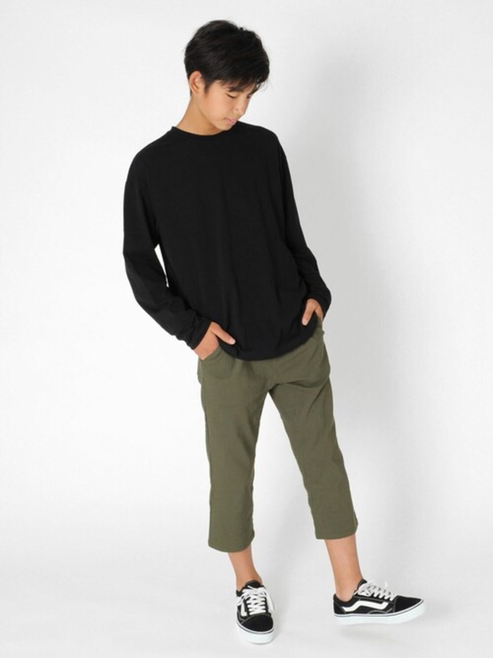 グリーン系のその他パンツを着用したキッズの夏コーディネートの1枚目の写真