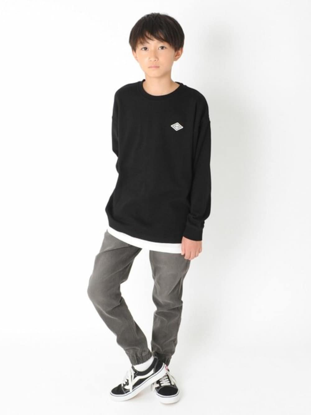 グレー系のデニムパンツ、ブラック系のTシャツ/カットソーを着用したキッズの秋コーディネートの1枚目の写真