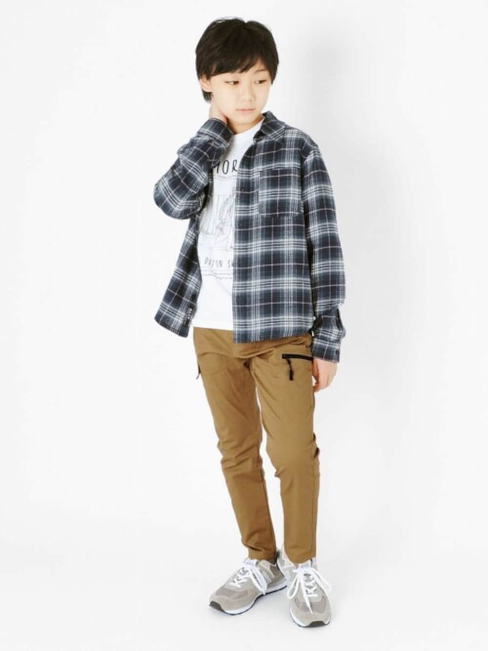 ベージュ系のカーゴパンツ、グリーン系のシャツ/ブラウス、ホワイト系のTシャツ/カットソーを着用したキッズの秋コーディネートの1枚目の写真