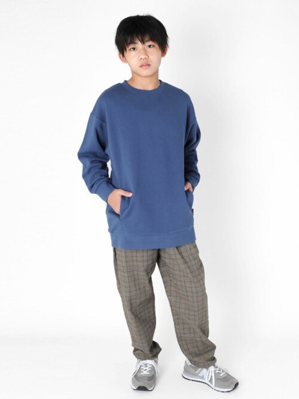 ブラウン系のその他パンツ、ブルー系のスウェットを着用したキッズの秋コーディネートの1枚目の写真