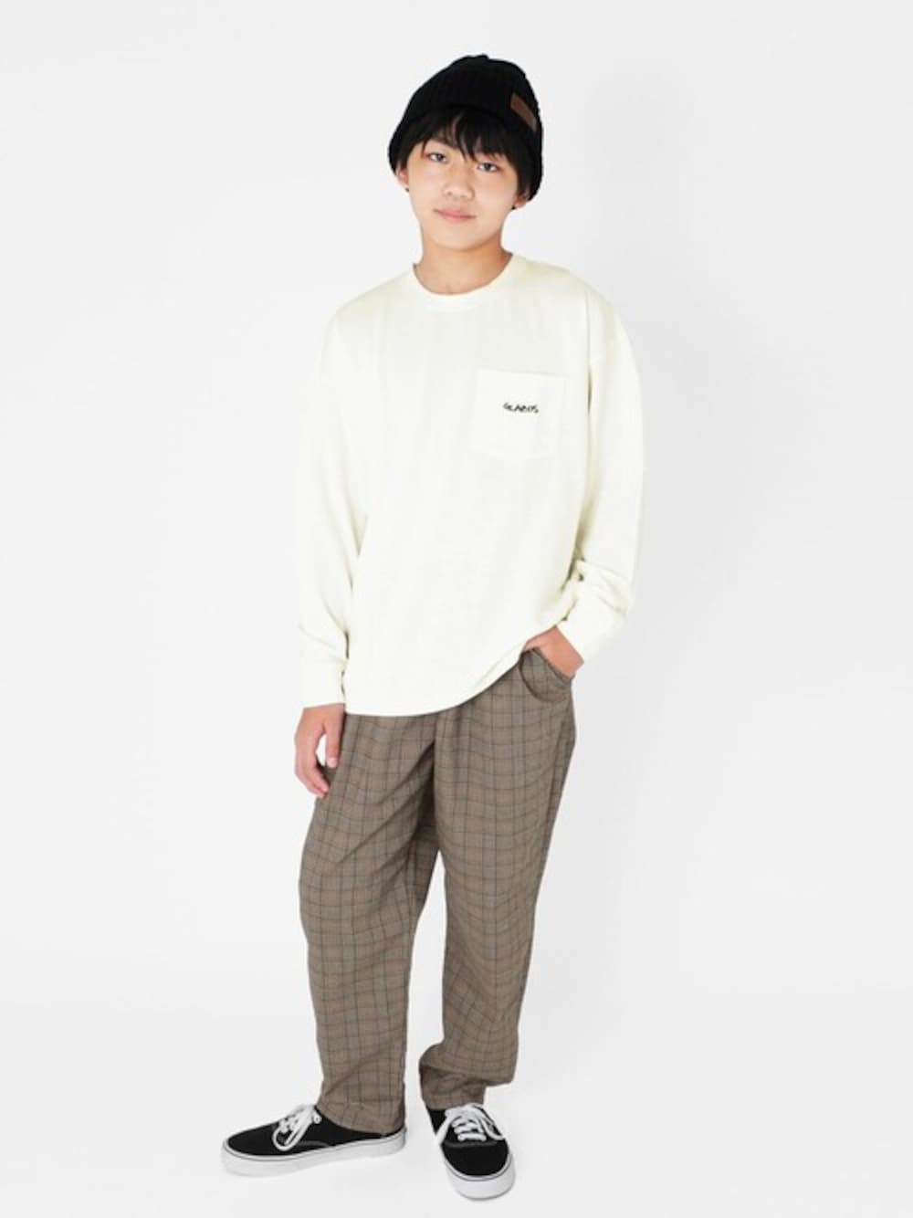 ホワイト系のTシャツ/カットソー、ブラウン系のその他パンツを着用したキッズの秋コーディネートの1枚目の写真