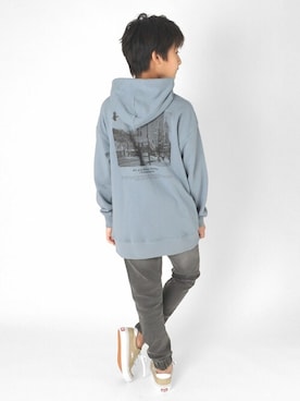 「バックプリント」｜「アイテム（デニムパンツ）」を使った、GLAZOSさん（キッズ・148cm）の秋コーディネート