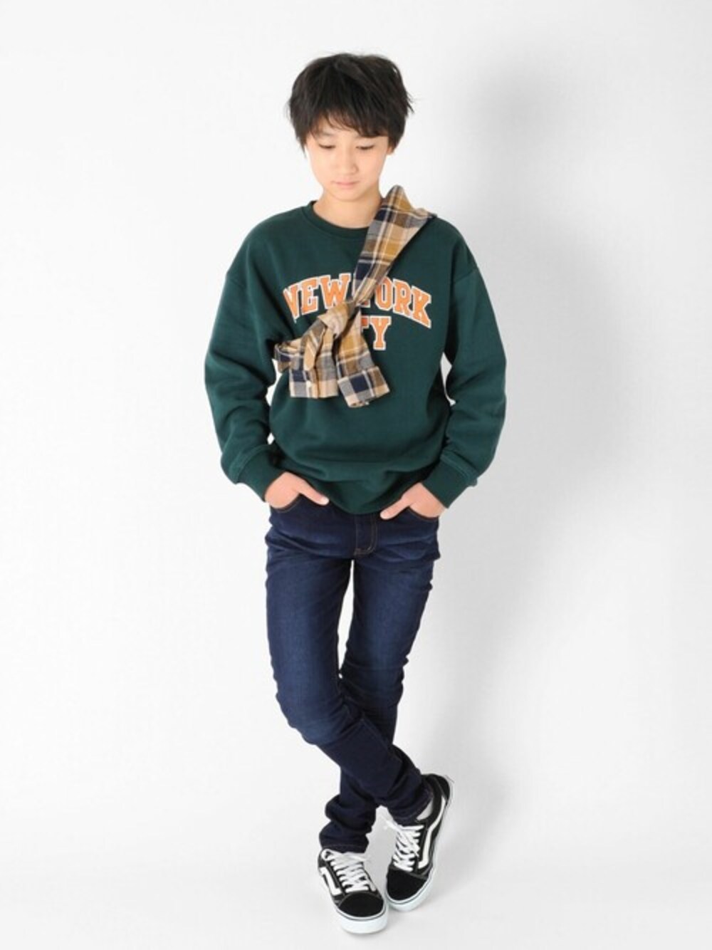 ベージュ系のシャツ/ブラウス、グリーン系のスウェットを着用したキッズの冬コーディネートの1枚目の写真