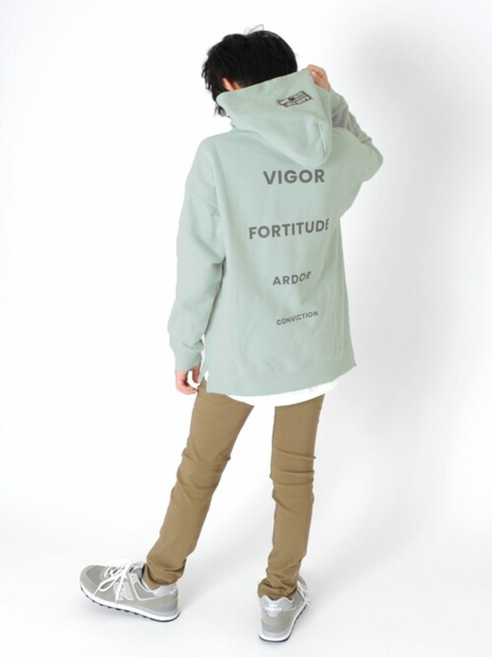 グリーン系のパーカーを着用したキッズの冬コーディネートの1枚目の写真