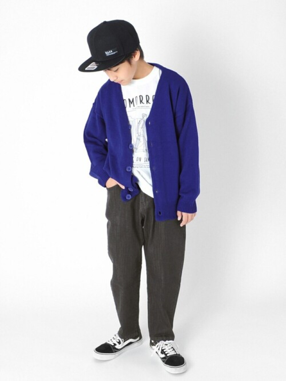 「カーディガン、ニット、ストリート、キッズコーデ、男の子、ゆるコーデ、中学生、小学生、秋コーデ、glazos」｜「GLAZOSの天竺・アソートプリント長袖Tシャツ（Tシャツ/カットソー、ホワイト系）」を使った、GLAZOSさん（キッズ・148cm）の秋コーディネートの1枚目の写真