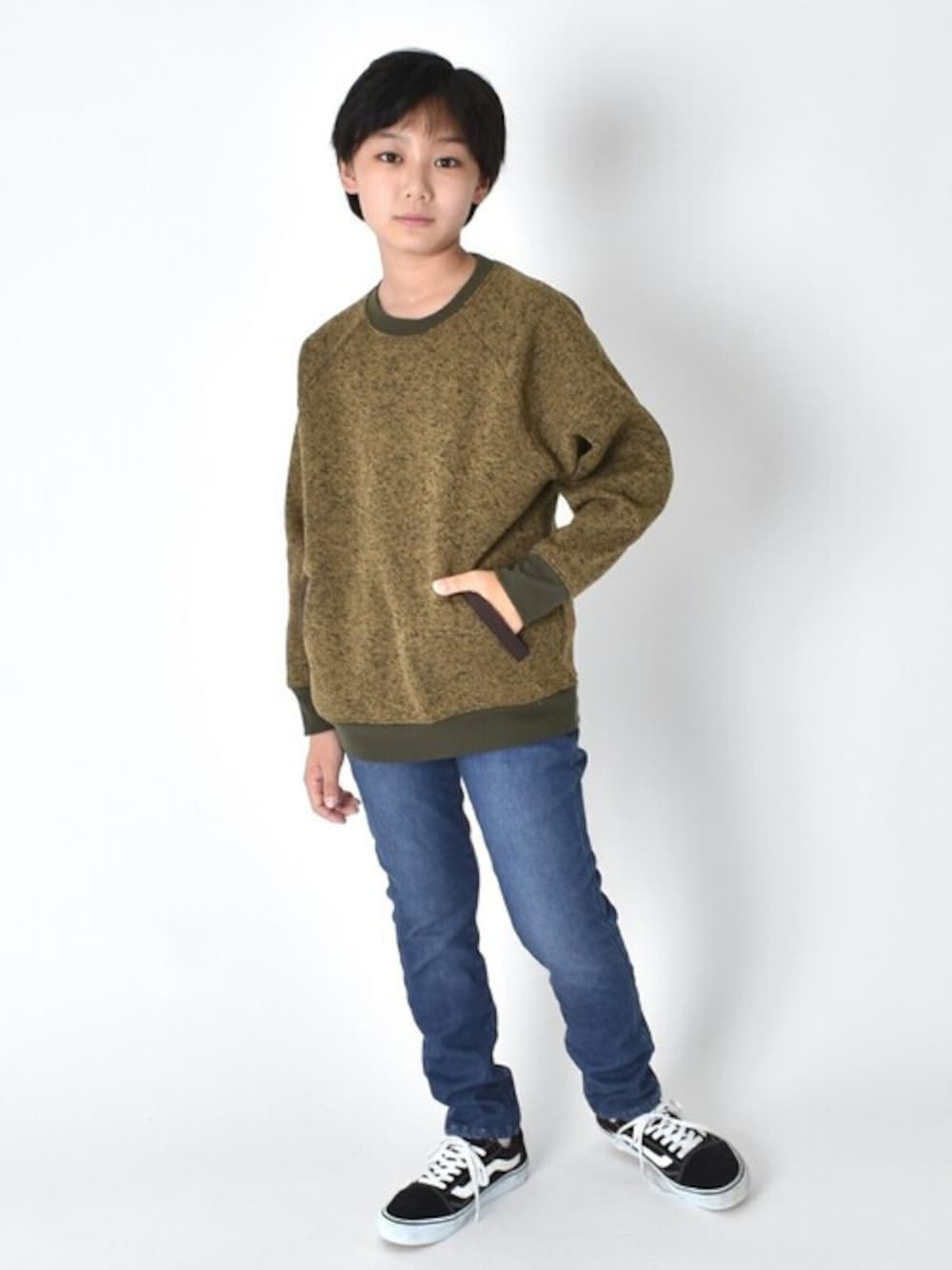 「ニット、デニム、シンプル、秋のコーデ、kids、キッズコーデ、男の子、中学生、小学生、glazos」｜「GLAZOSのニットフリース・ドロップショルダーファスナーポケットトレーナー（スウェット、グリーン系）」を使った、GLAZOSさん（キッズ・148cm）の秋コーディネートの1枚目の写真