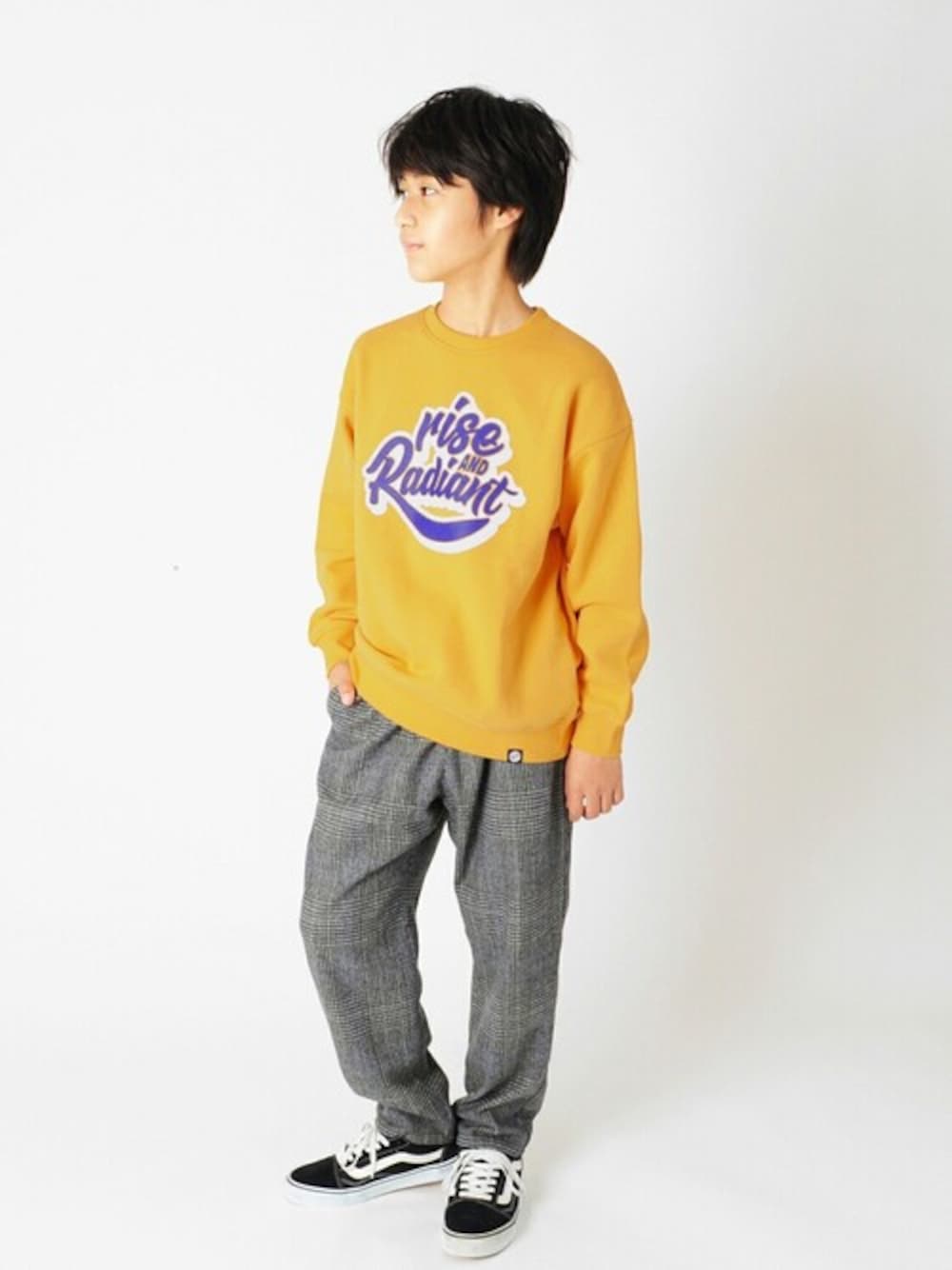 グレー系のその他パンツ、イエロー系のスウェットを着用したキッズの冬コーディネートの1枚目の写真