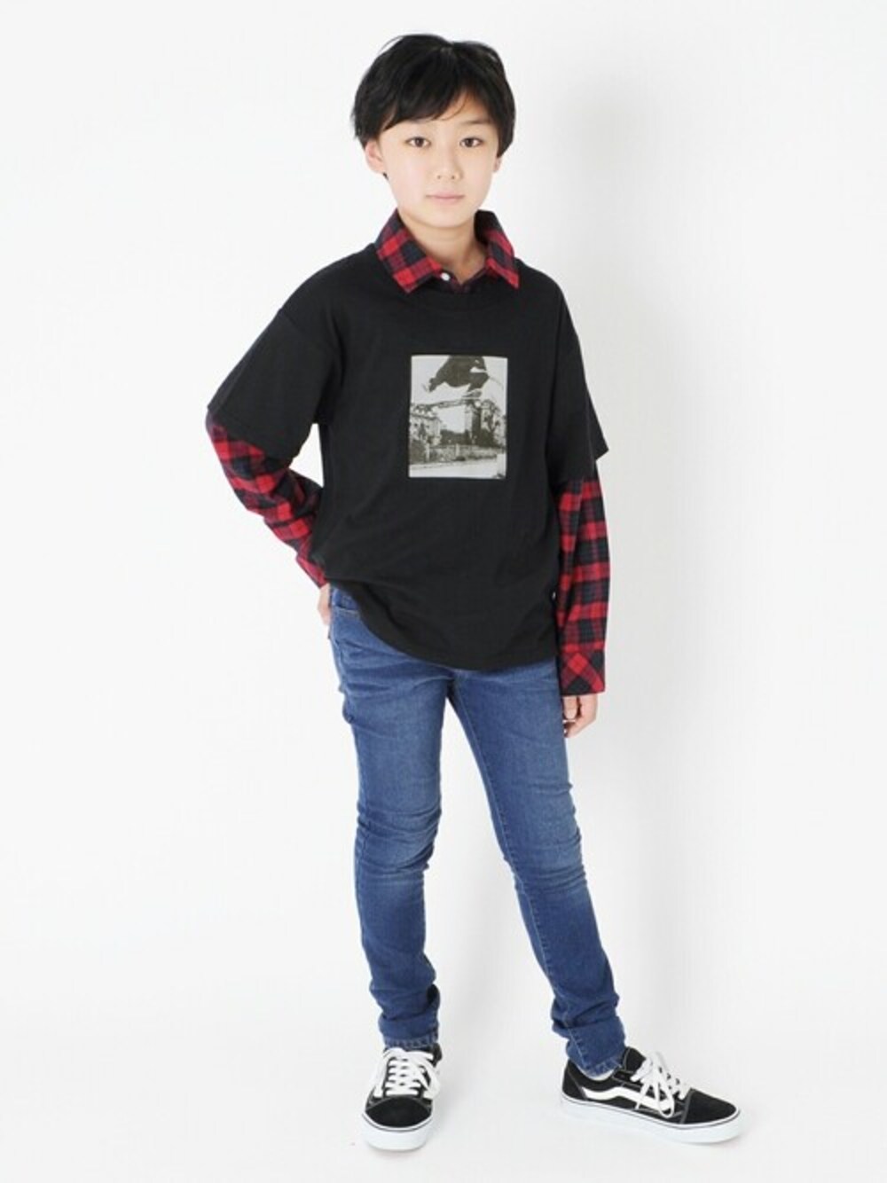 ブルー系のデニムパンツ、ブラック系のTシャツ/カットソーを着用したキッズの冬コーディネートの1枚目の写真