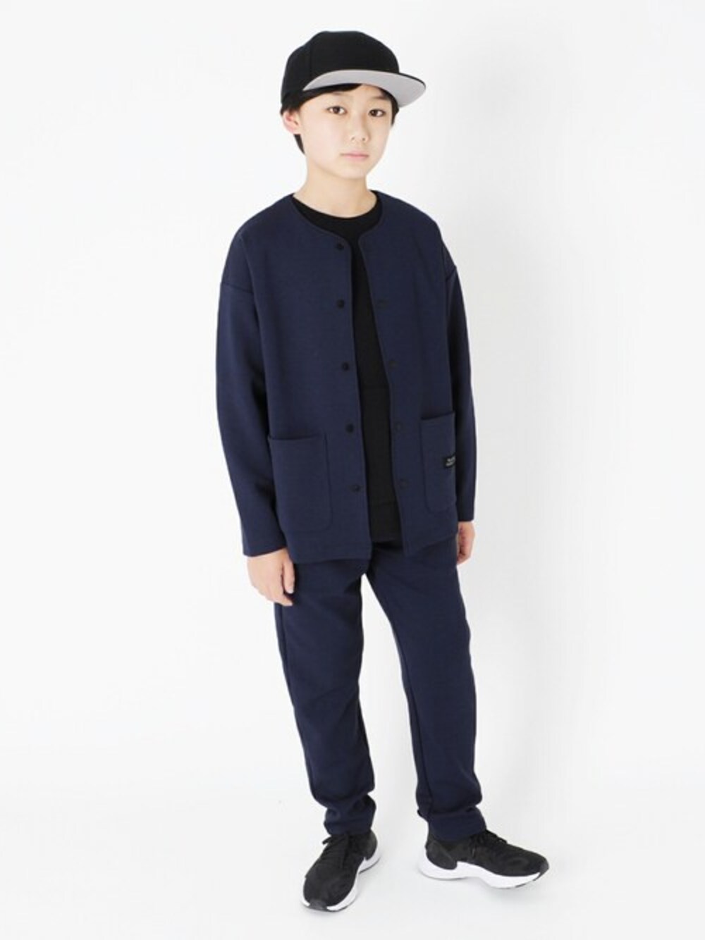 ブルー系のカーディガン/ボレロ、ブルー系のスウェットパンツ、ブラック系のTシャツ/カットソーを着用したキッズの冬コーディネートの1枚目の写真