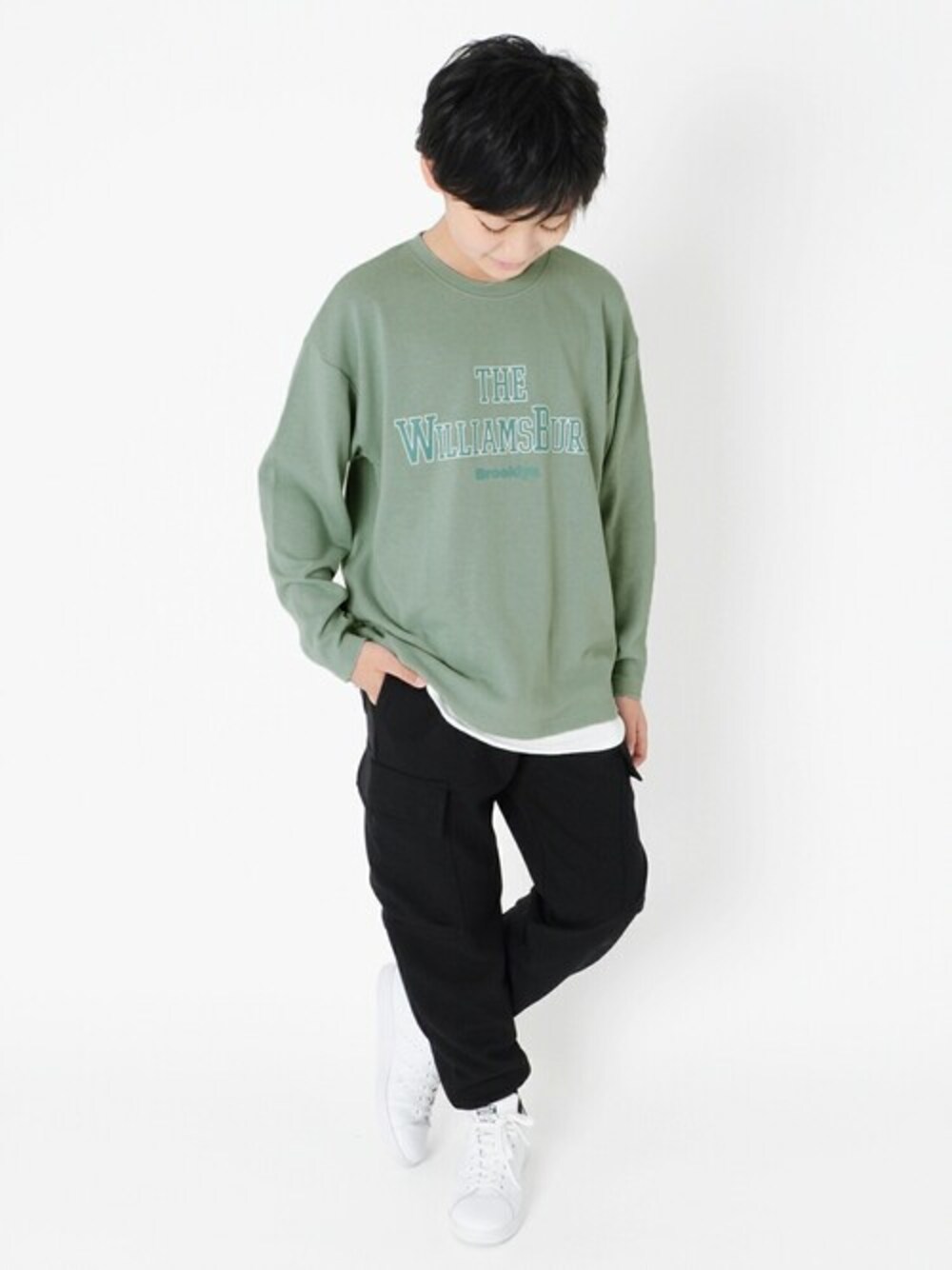 グリーン系のTシャツ/カットソー、ブラック系のカーゴパンツを着用したキッズの冬コーディネートの1枚目の写真