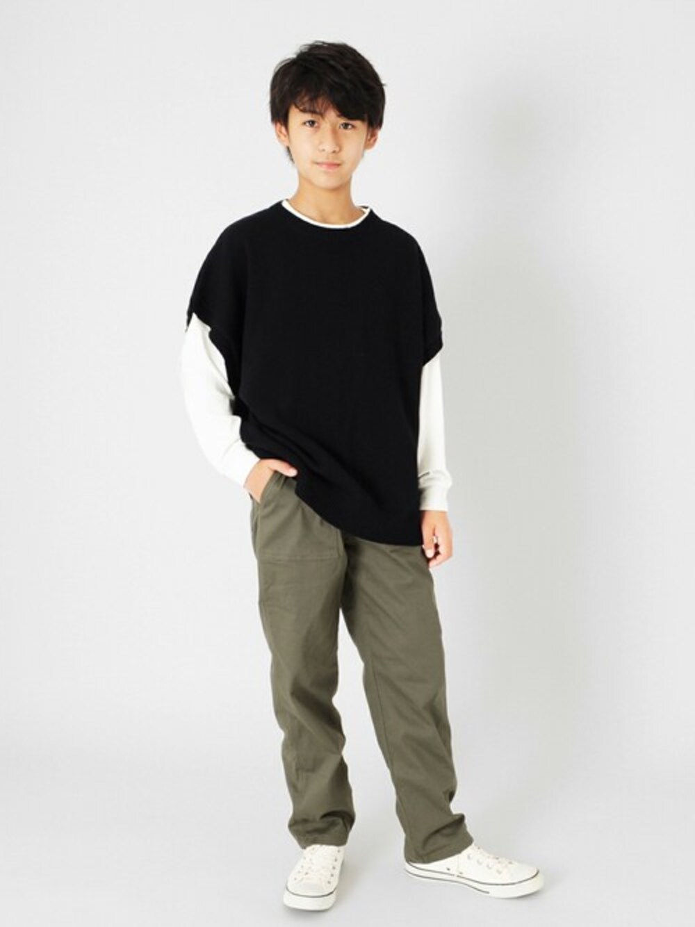 グリーン系のその他パンツ、ブラック系のベストを着用したキッズの冬コーディネートの1枚目の写真