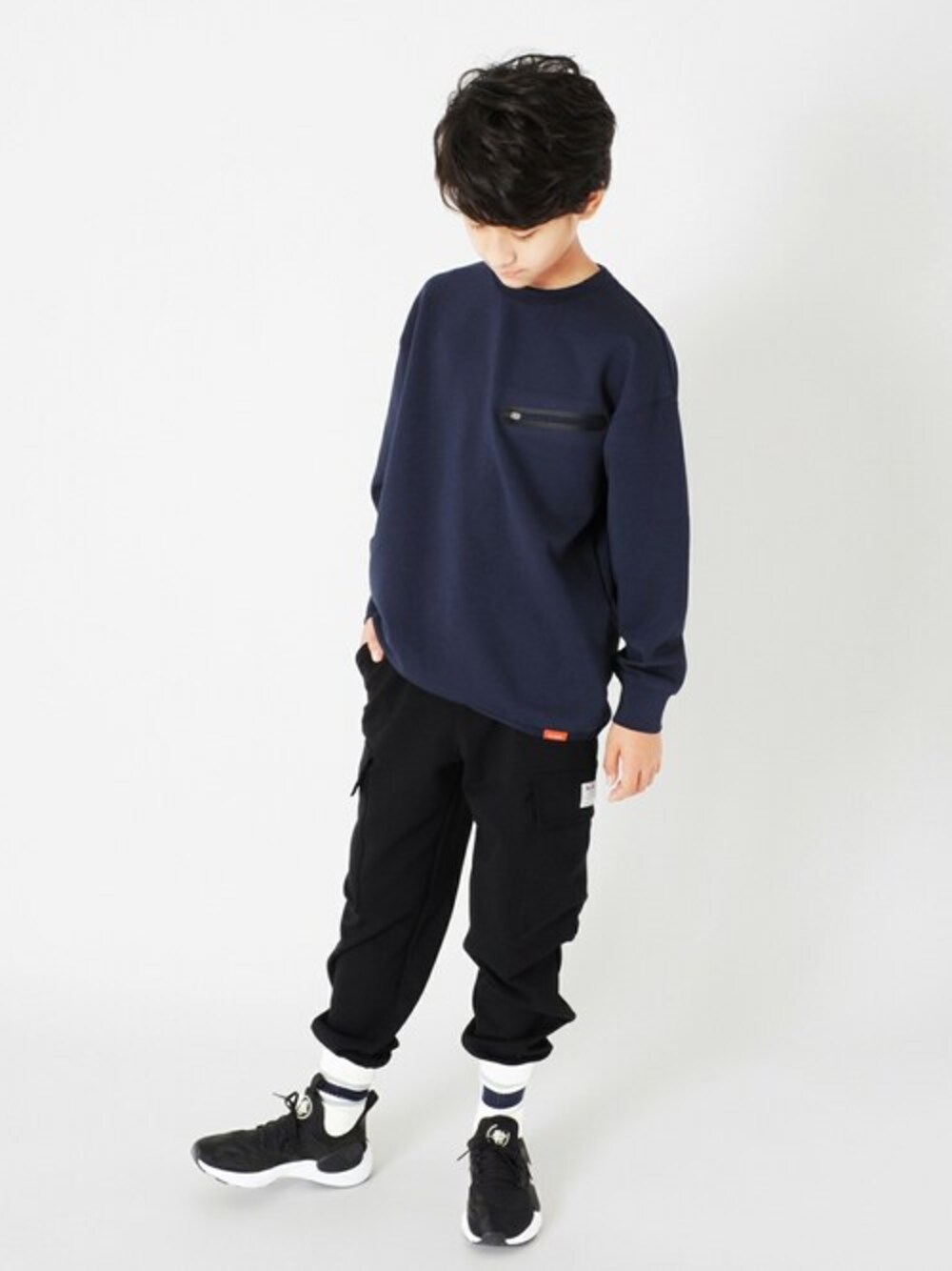 ブルー系のスウェット、ブラック系のカーゴパンツを着用したキッズの冬コーディネートの1枚目の写真