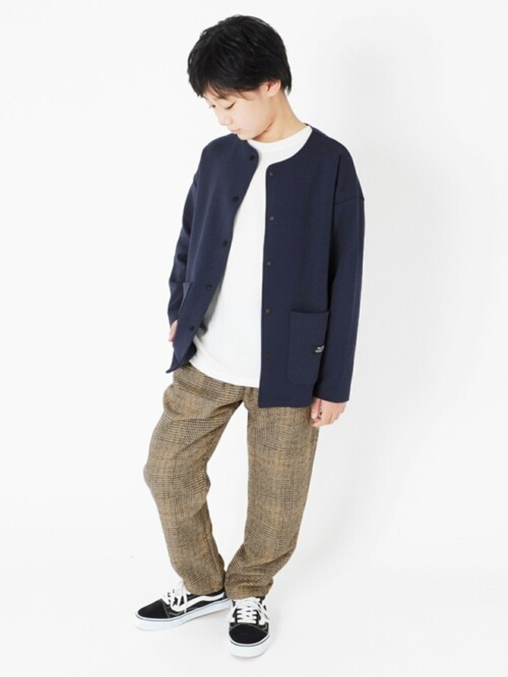 ブラウン系のその他パンツ、ブルー系のカーディガン/ボレロ、ホワイト系のTシャツ/カットソーを着用したキッズの冬コーディネートの1枚目の写真