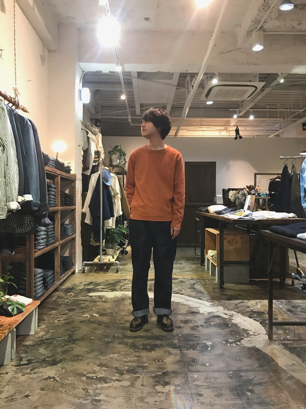 「カジュアル、オレンジ、デニムパンツ、OMNIGOD、秋コーデ、ドミンゴ」｜「OMNIGODの[OMNIGOD / オムニゴッド]　天竺クルーネックチューブトレーナー（Tシャツ/カットソー、オレンジ系）」を使った、D_MALL 大阪店さん（メンズ・175cm）の秋コーディネートの1枚目の写真