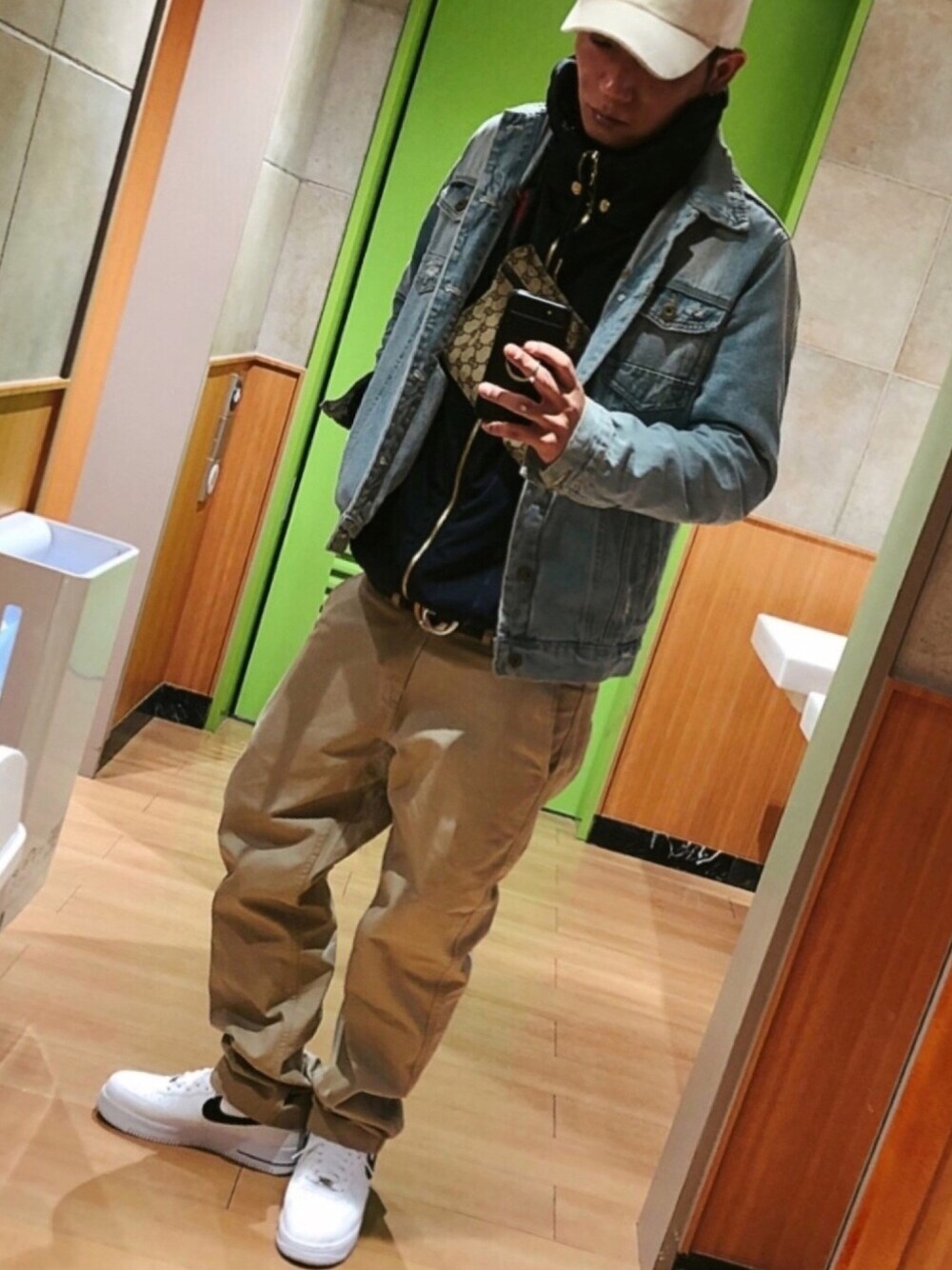「今日のコーデ、NIKE、おしゃれさんと繋がりたい、ベージュ、休日スタイル、スニーカー、キャップ、デニム、ストリート、チノパン」｜「ZARA MANのアイテム（ナイロンジャケット、ブルー系）」を使った、daisukeさん（メンズ・173cm）の冬コーディネートの1枚目の写真