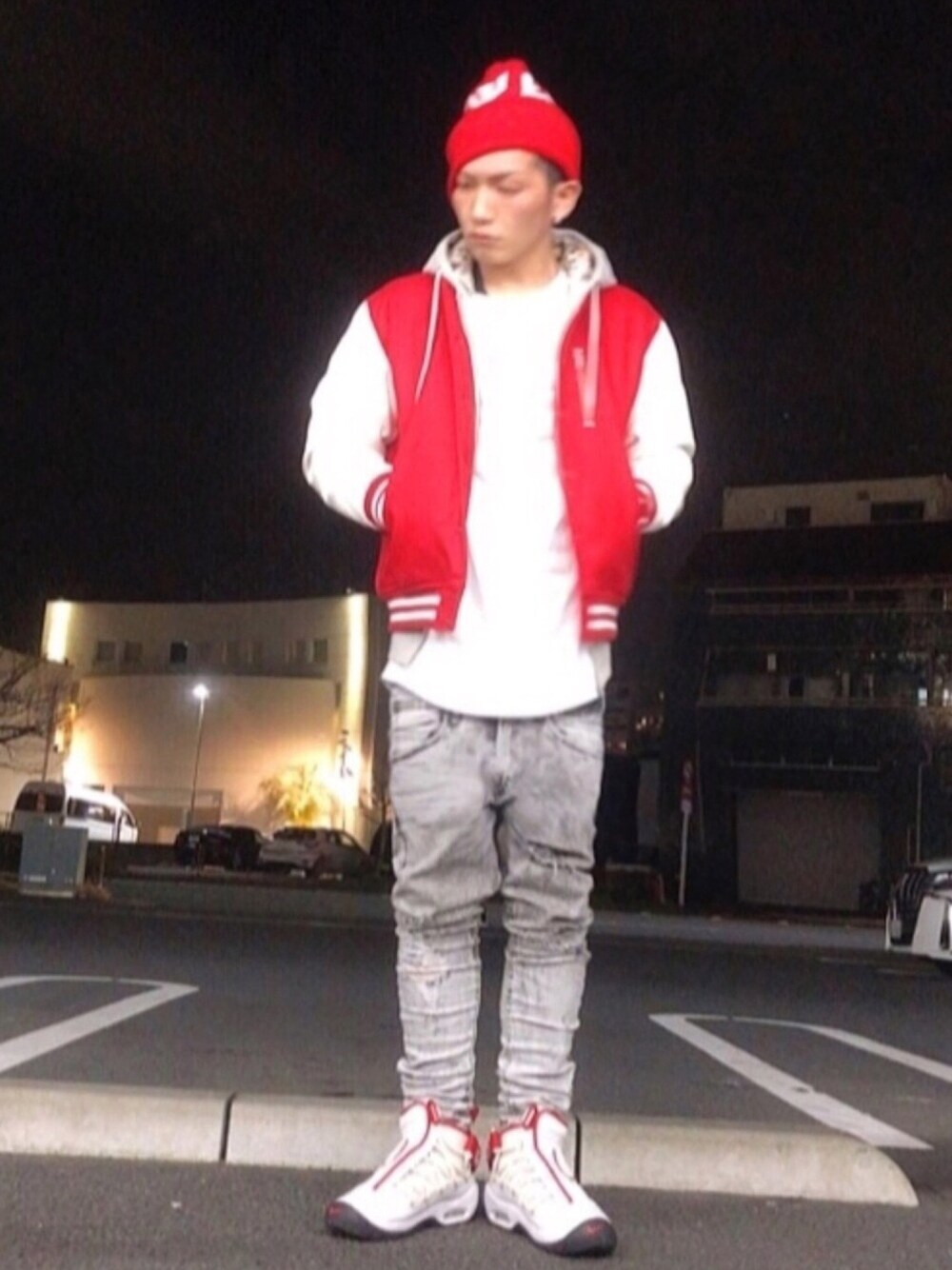 「おしゃれさんと繋がりたい、デニム、ニット帽、スニーカー、ナイキ、ストリート、赤」｜「NEW ERAのアイテム（ニットキャップ/ビーニー、レッド系）」を使った、daisukeさん（メンズ・173cm）の冬コーディネートの1枚目の写真