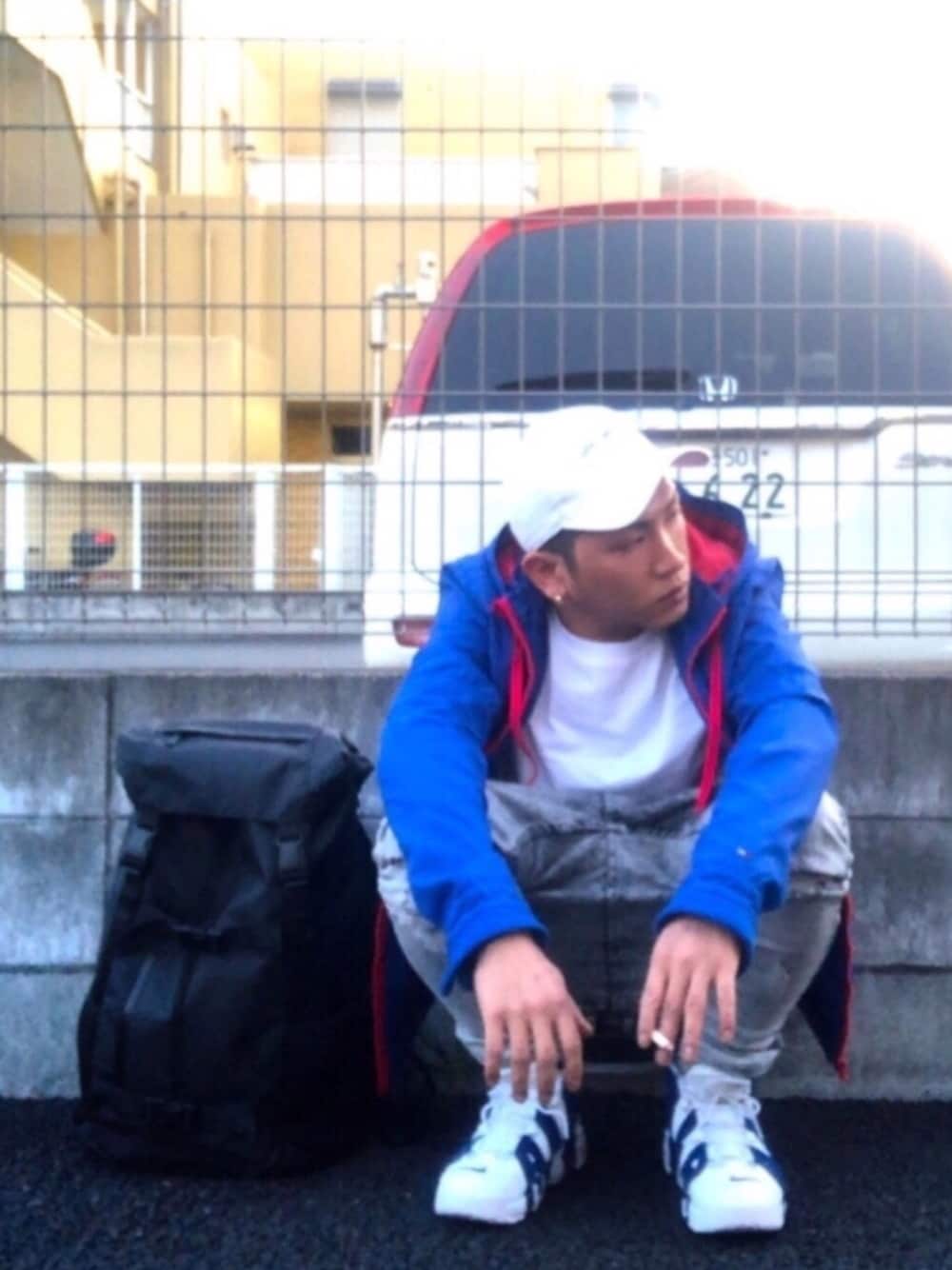 「ストリート、スニーカー、モアテン、ニックスカラー、キャップ、スポーツミックス、シンプルコーデ、おしゃれさんと繋がりたい」｜「TOMMY HILFIGERのアイテム（ナイロンジャケット、ブルー系）」を使った、daisukeさん（メンズ・173cm）の春コーディネートの1枚目の写真