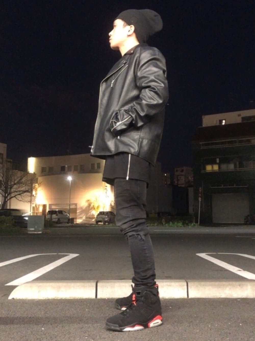 「ライダースジャケット、レザージャケット、ニット帽、スニーカー、NIKE、ストリート、お洒落さんとつながりたい、春コーデ、黒、おしゃれさんと繋がりたい、AIR JORDAN」｜「AZULのアイテム（ライダースジャケット、ブラック系）」を使った、daisukeさん（メンズ・173cm）の春コーディネートの1枚目の写真