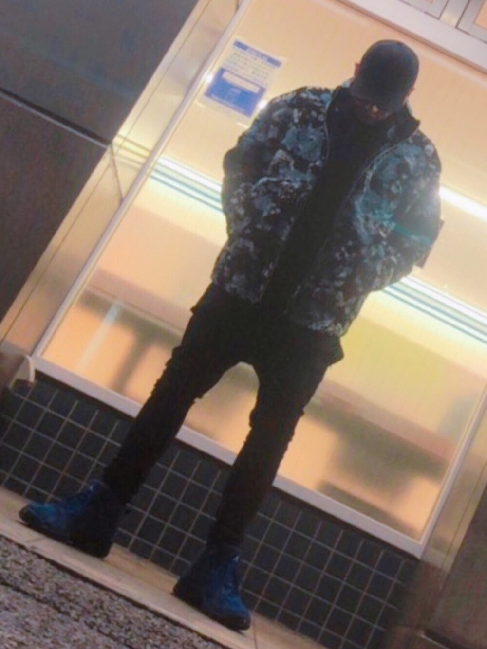 「黒、花柄、スニーカー、ストリート、冬コーデ、NIKE、おしゃれさんと繋がりたい、AIR JORDAN」｜「HAREのボアビッグブルゾン(HARE)（ブルゾン、ブラック系）」を使った、daisukeさん（メンズ・173cm）の冬コーディネートの1枚目の写真