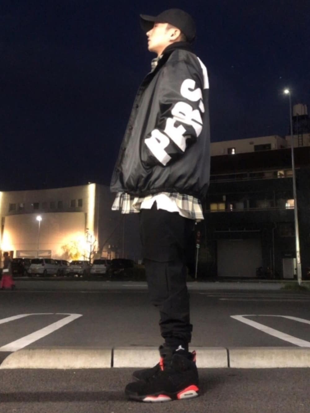 「スニーカー、ストリート、キャップ、カーゴパンツ、ナイキ、おしゃれさんと繋がりたい、AIR JORDAN」｜「ZARAのアイテム（カーゴパンツ、ブラック系）」を使った、daisukeさん（メンズ・173cm）の春コーディネートの1枚目の写真