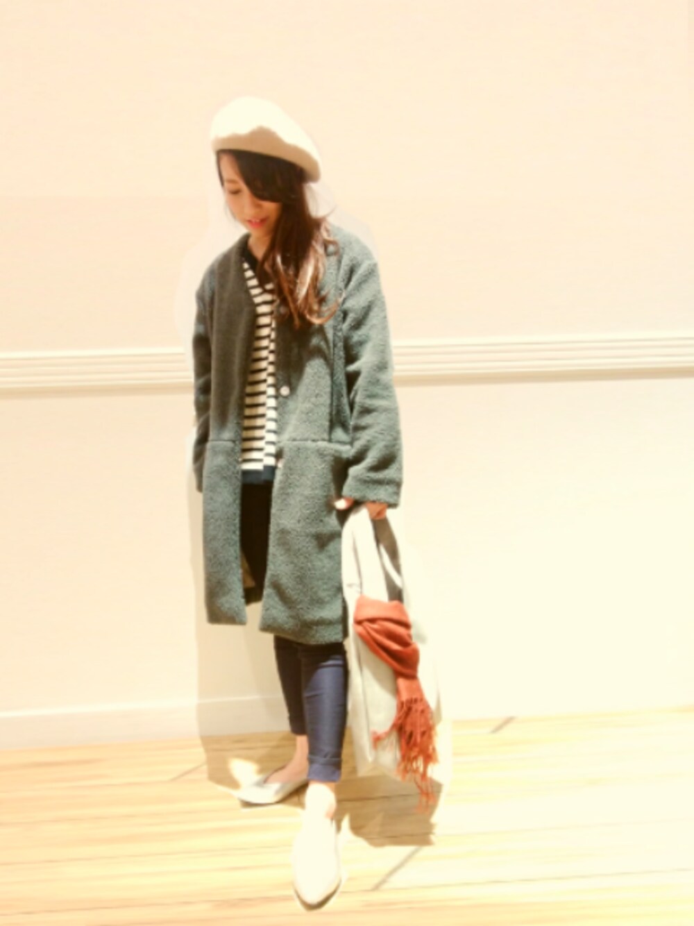 ブラック系のニット/セーター、グレー系のその他アウター、ブルー系のその他パンツを着用したレディースの冬コーディネートの1枚目の写真