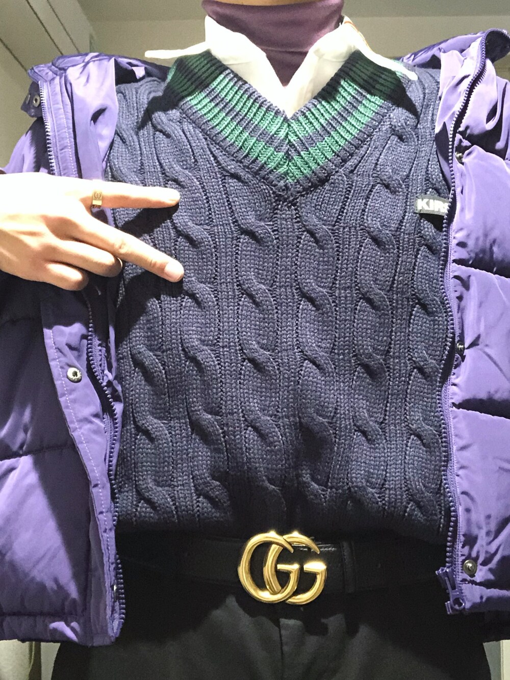 「パープル、GU、ダウンジャケット、アンクルパンツ、ベスト、ニット、シンプルコーデ、UNIQLO、ワイドパンツ、韓国ファッション」｜「KIRSHのアイテム（ベスト、ブラック系）」を使った、ゆうき。さん（メンズ・180cm）の秋コーディネートの1枚目の写真