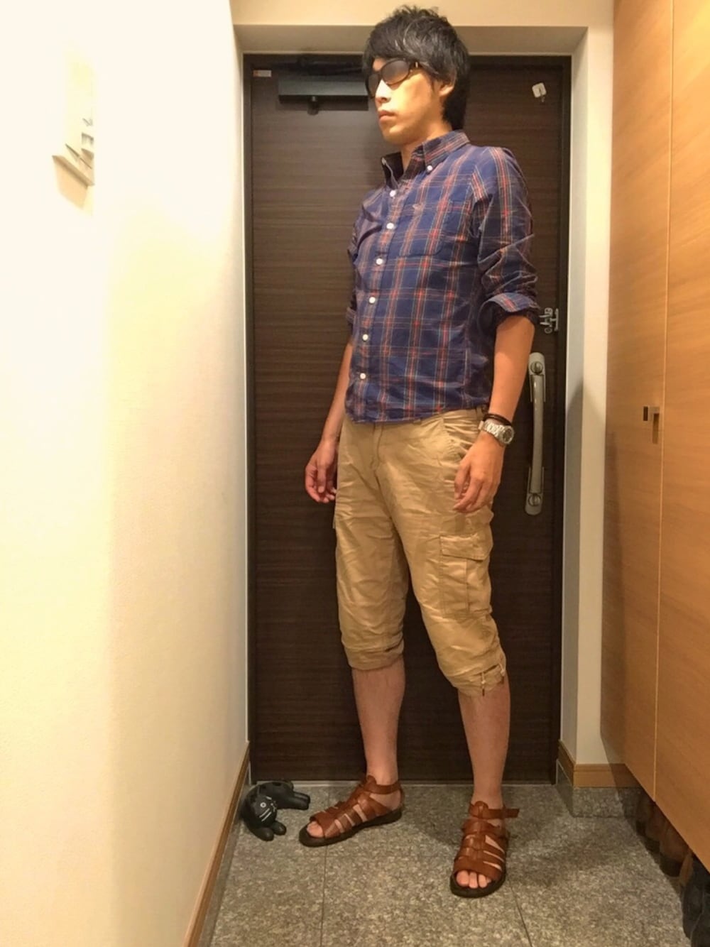 「シンプル、アラフォー、キレイめ、休日スタイル、リゾートスタイル、夏コーデ、リラックススタイル、サンダル、サングラス」｜「Abercrombie&Fitchのアイテム（シャツ/ブラウス、ブルー系）」を使った、yukitoさん（メンズ・186cm）の夏コーディネートの1枚目の写真