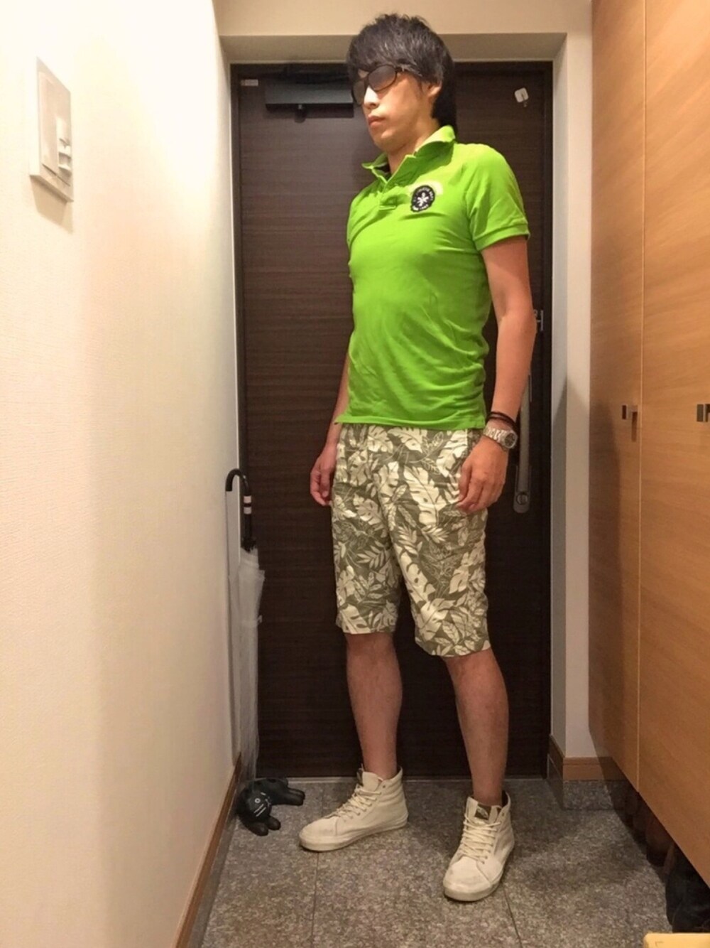 「アラフォー、リラックススタイル、リゾートスタイル、夏コーデ、緑、グリーン、VANS、サングラス、ハイカットスニーカー、白スニーカー」｜「VANSのアイテム（スニーカー、ホワイト系）」を使った、yukitoさん（メンズ・186cm）の夏コーディネートの1枚目の写真