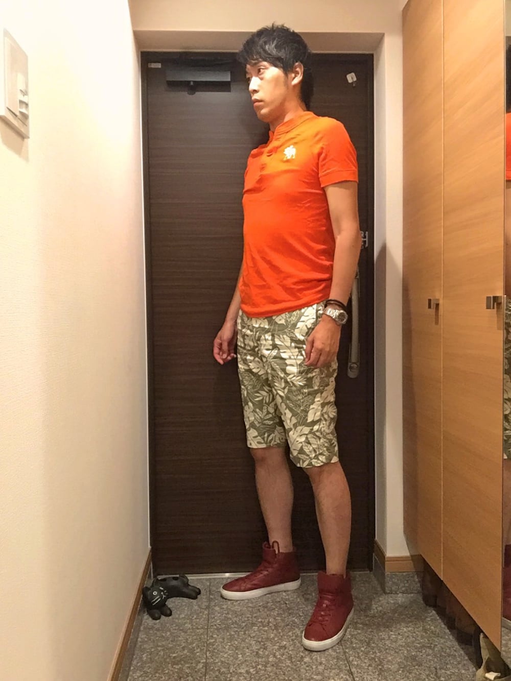 「夏コーデ、アラフォー、オレンジ、ハイカットスニーカー、赤スニーカー、ヘンリーネック、ハーフパンツ、40代」｜「LACOSTEのL.12.12 MID 316 1（スニーカー、レッド系）」を使った、yukitoさん（メンズ・186cm）の夏コーディネートの1枚目の写真