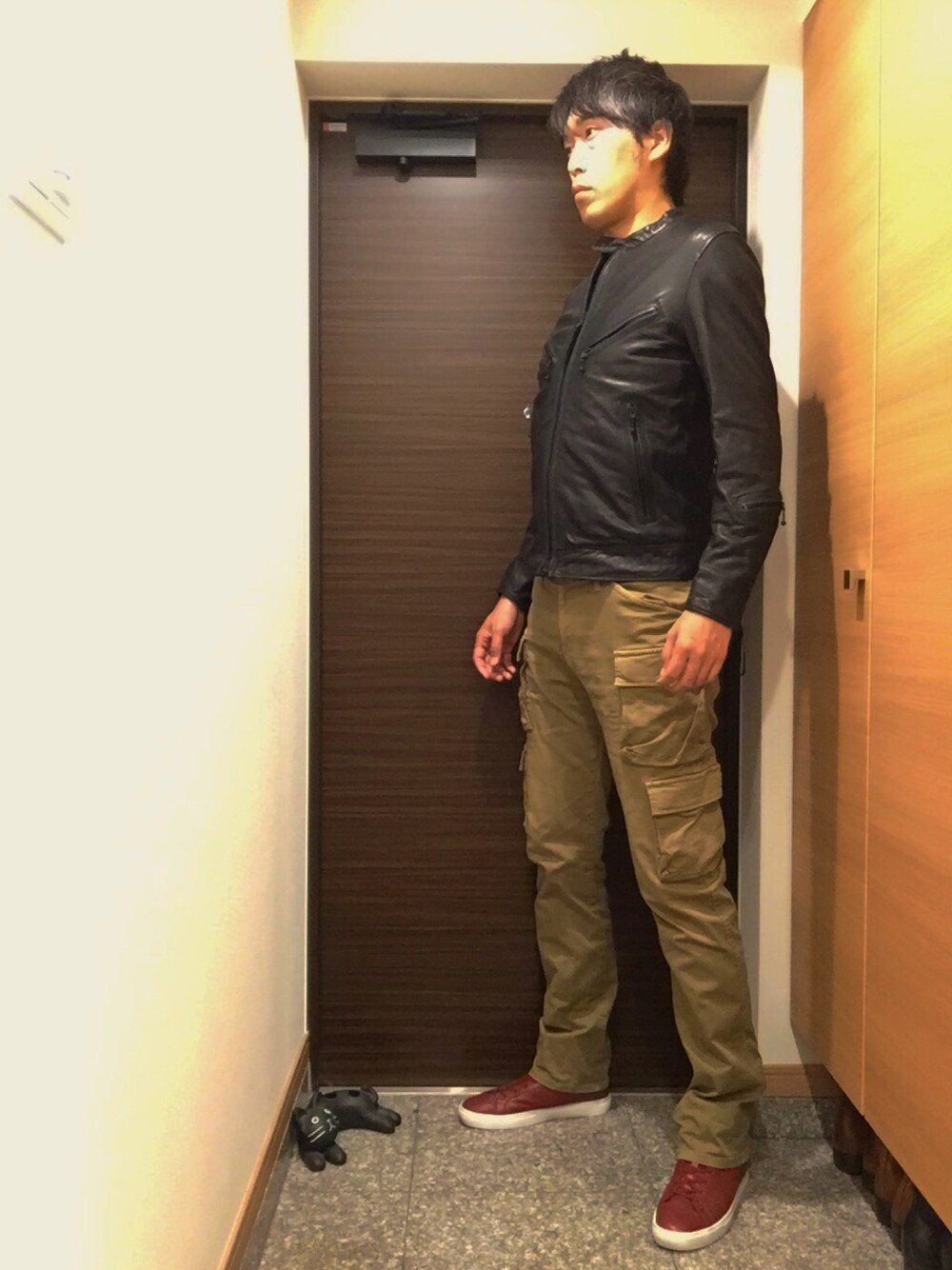 「ライダース、ライダースジャケット、レザージャケット、カーゴパンツ、アラフォー、赤スニーカー、ハイカットスニーカー、40代、シングルライダース」｜「LACOSTEのアイテム（スニーカー、レッド系）」を使った、yukitoさん（メンズ・186cm）の夏コーディネートの1枚目の写真
